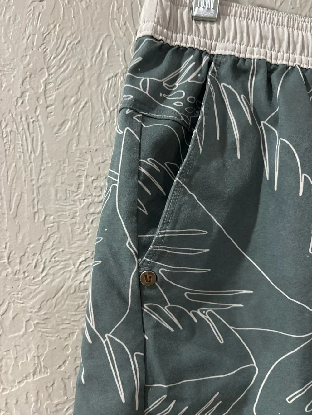 Vuori Men’s Maverick Volley Hybrid Athletic Board Shorts Kashmir Jungle Sz S